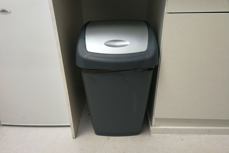 3 tricks to keep your garbage can from smelling bad