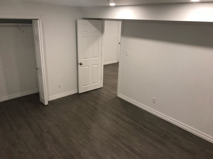 **ALL UTILITIES INCLUDED** HUGE 2 Bedroom Apartment!! TurnKey Niagara