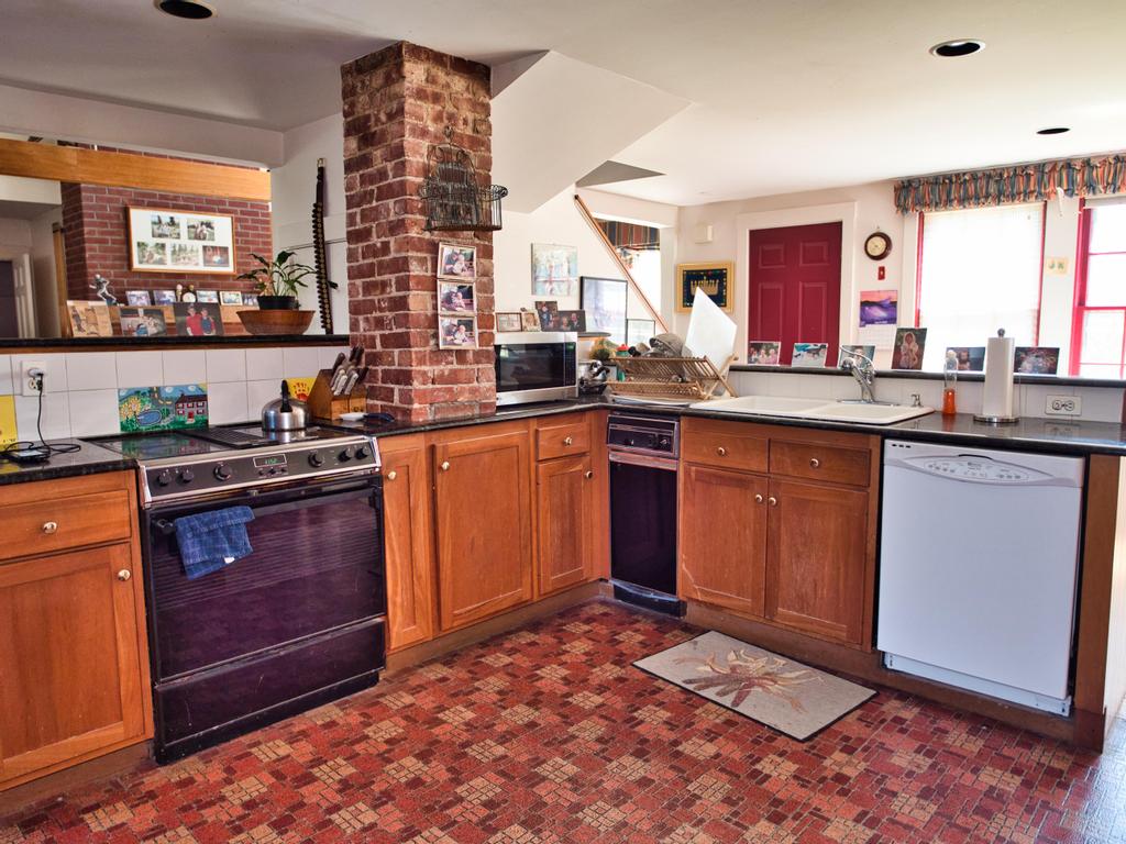 34 John Sisson Road T.L. Holland Real Estate