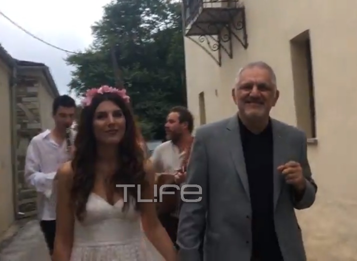 Ο νίκος πορτοκάλογλου & οι ευγενείς αλήτες στην κοζάνη! Ο Νίκος Πορτοκάλογλου συνοδεύει την κόρη του, νύφη στην ...