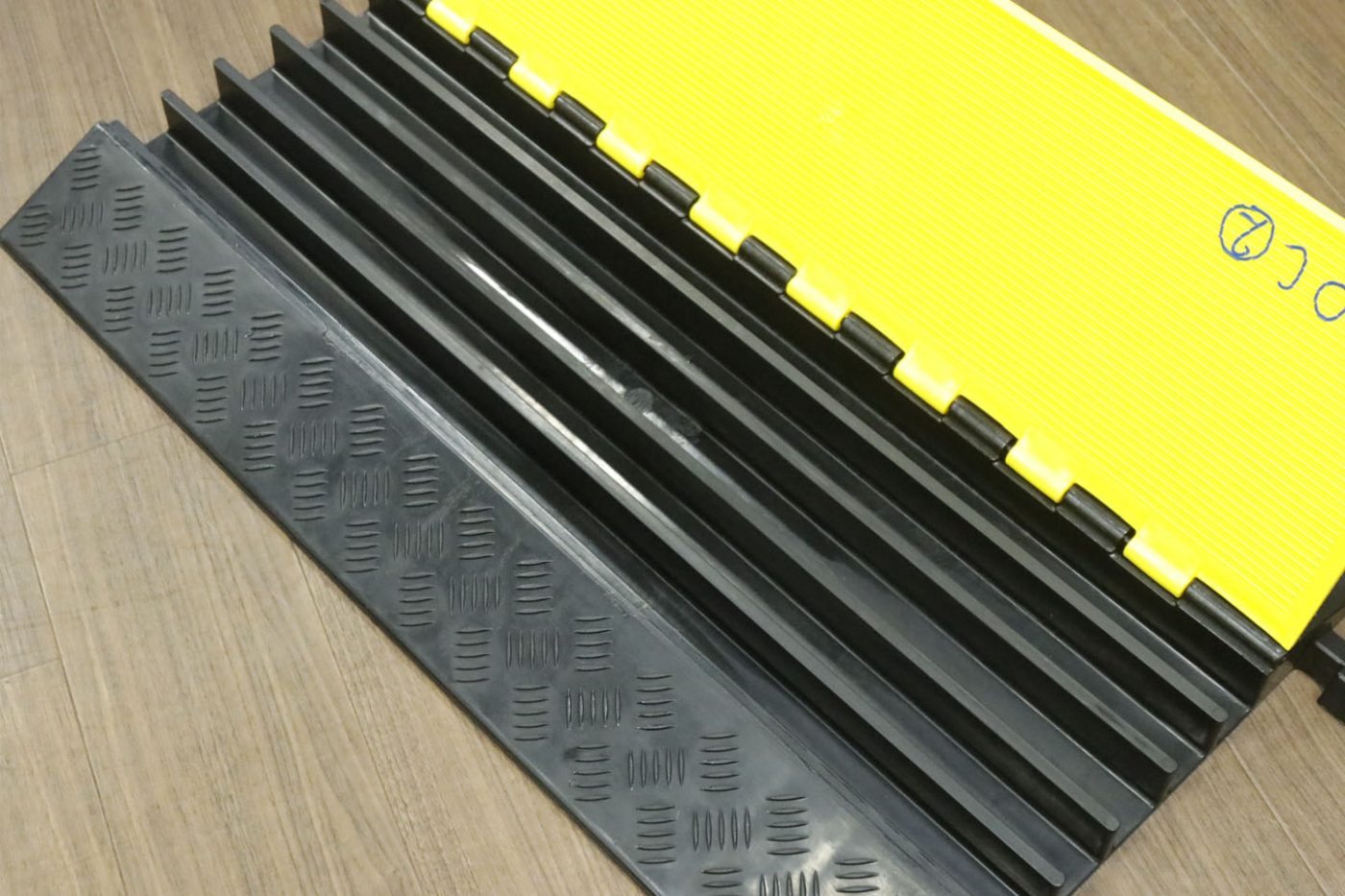 ケーブルプロテクター｜撮影機材レンタルからEDIT・MA作業まで24時間安心サポート 東京オフラインセンター