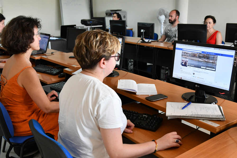 16 DESEMPLEADOS SE CONVIERTEN EN EXPERTOS DE LAS REDES SOCIALES GRACIAS