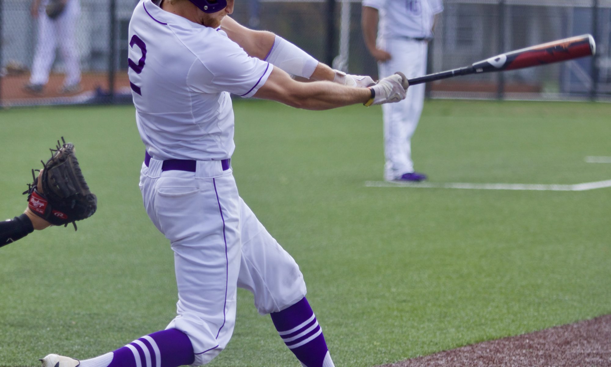 Baseball splits doubleheader, clinches No. 4 seed in MIAC tournament