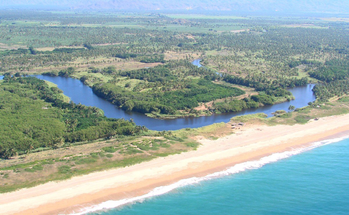 Flight to Manzanillo, Photographing the Playas