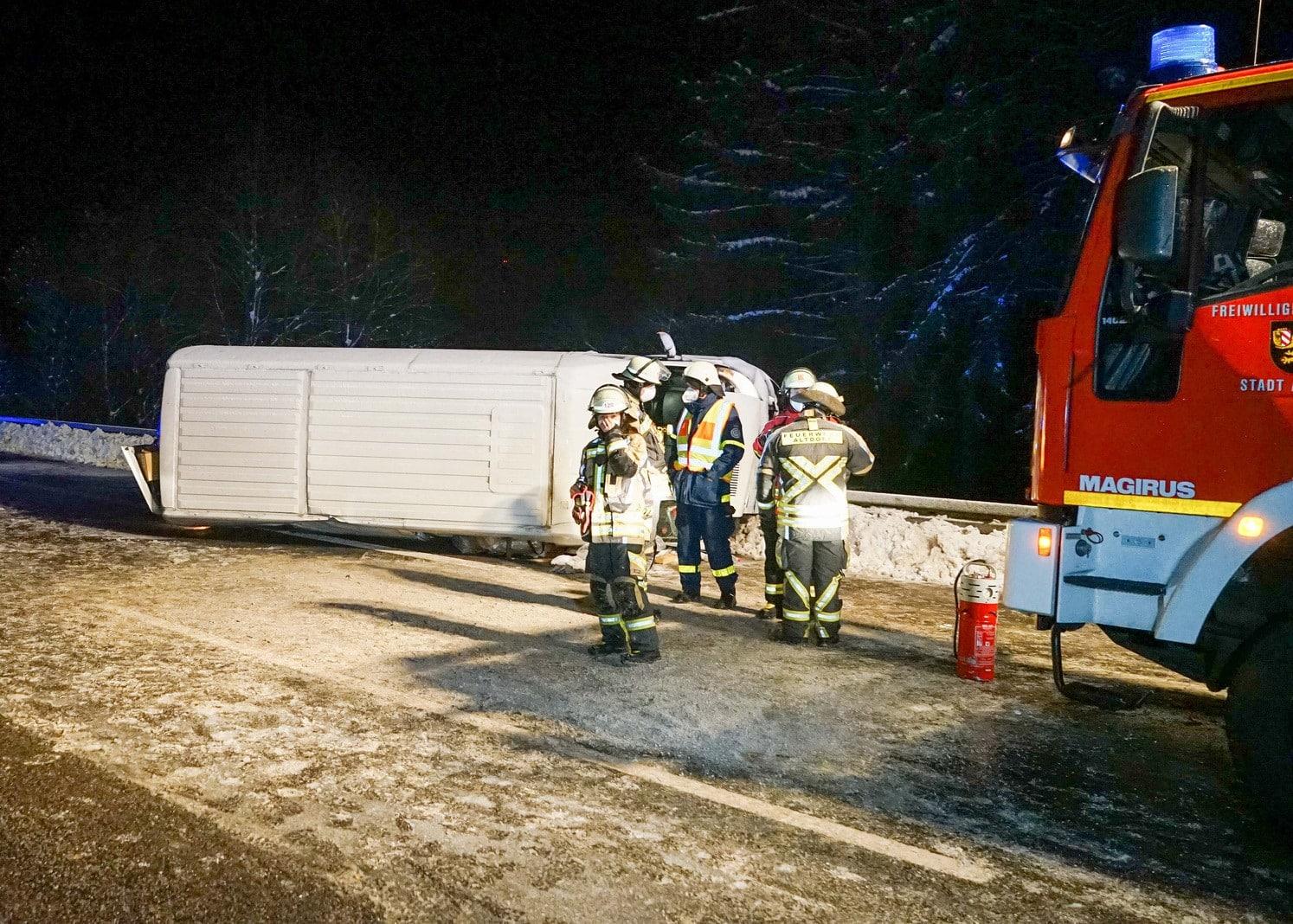 Unfall A6 Mann wird bei Unfall aus seinem Transporter geschleudert tot