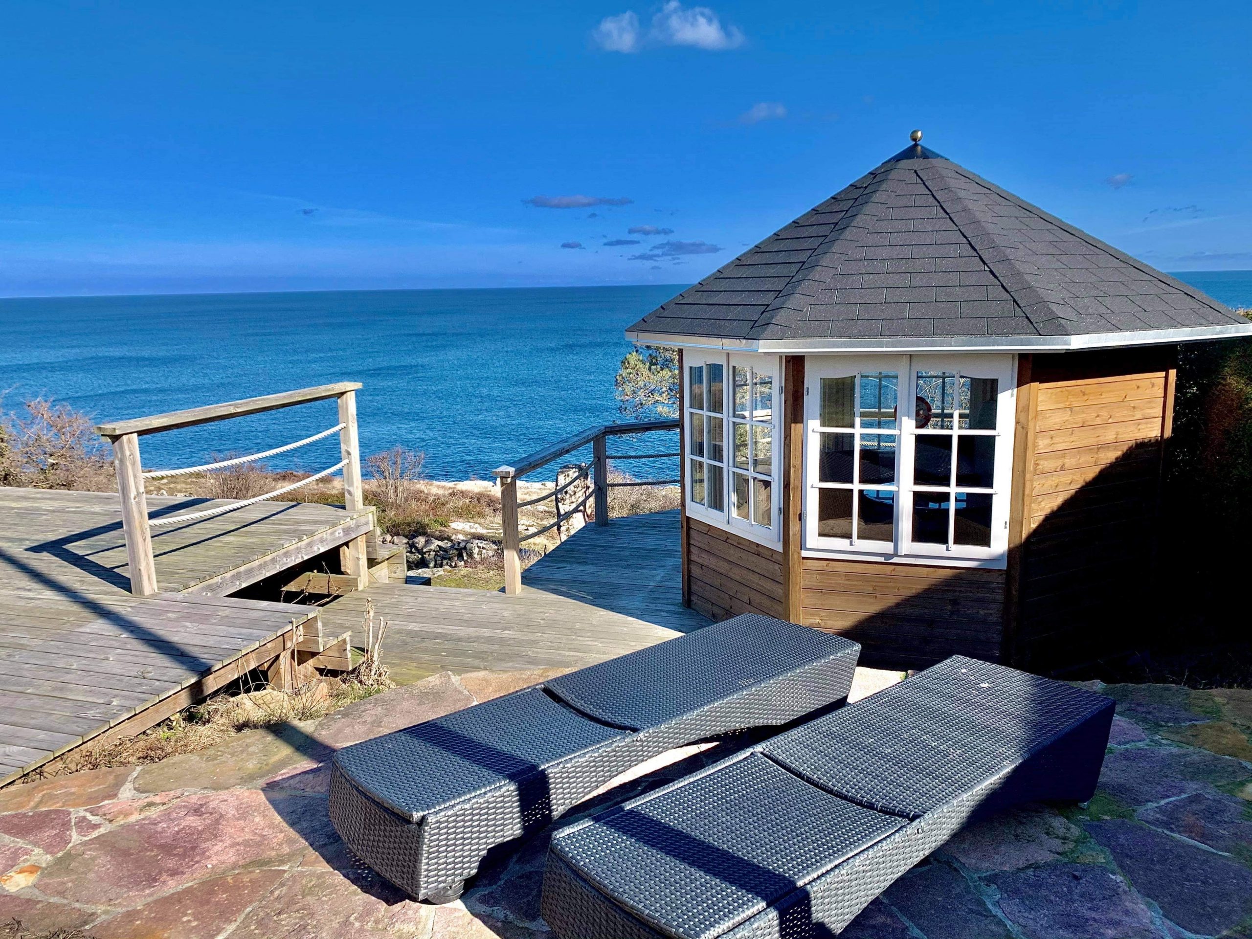 Sommerhus på Bornholm Lej et hyggeligt sommerhus, med fantastisk udsigt, i Gudhjem