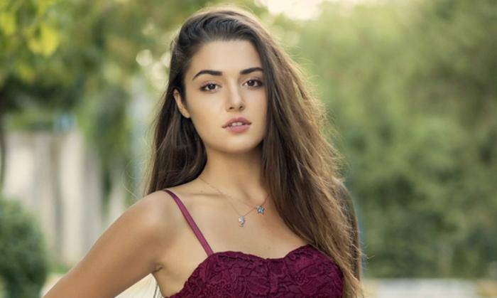 Hande Erçel Lifestyle, Wiki, Net Worth, Salary, House, Cars, Favorites, Affairs, Awards