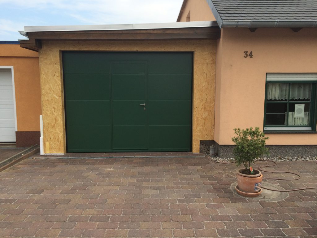 Verboten Günstige Garagentore mit Schlupftür auch für ein Carport