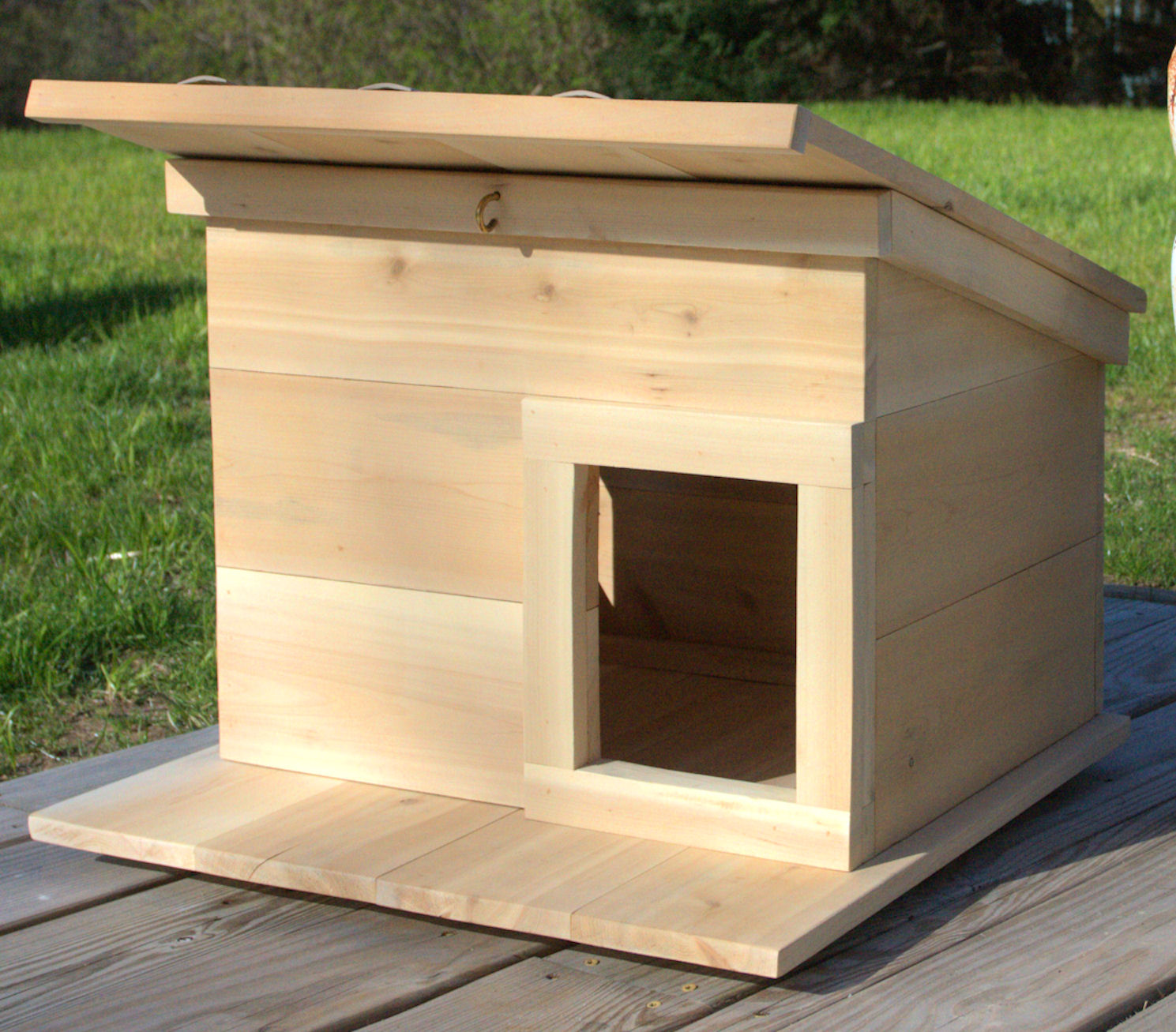 Outdoor Cat House Shelter from Touchstone Pet