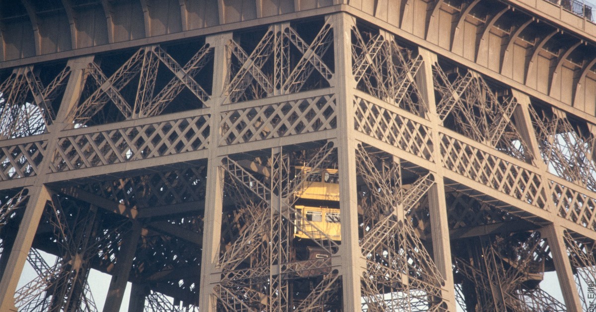 Eiffel Tower’s elevators, a lift to the top OFFICIAL website