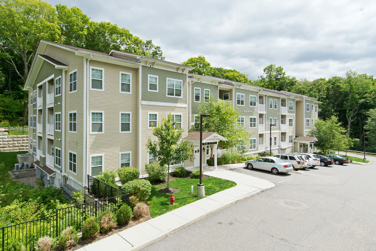 Towne Brooke Commons Apartments in Brookfield, CT (Official Site)