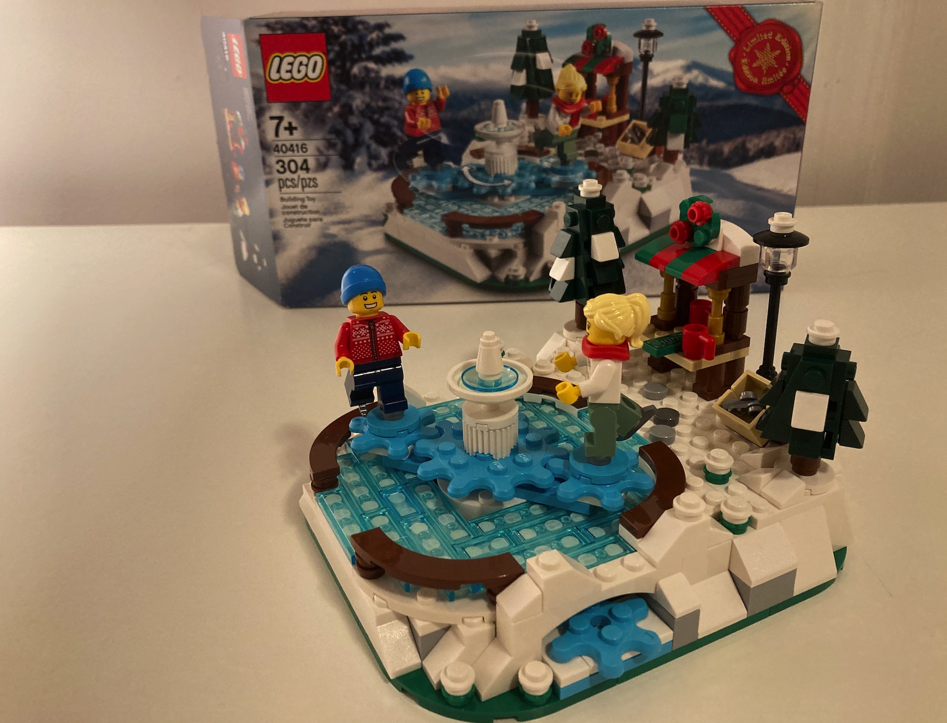 LEGO 40416 Ice Skating Rink Review (Holiday Special 2020 Limited Edition Set) Toys N Bricks