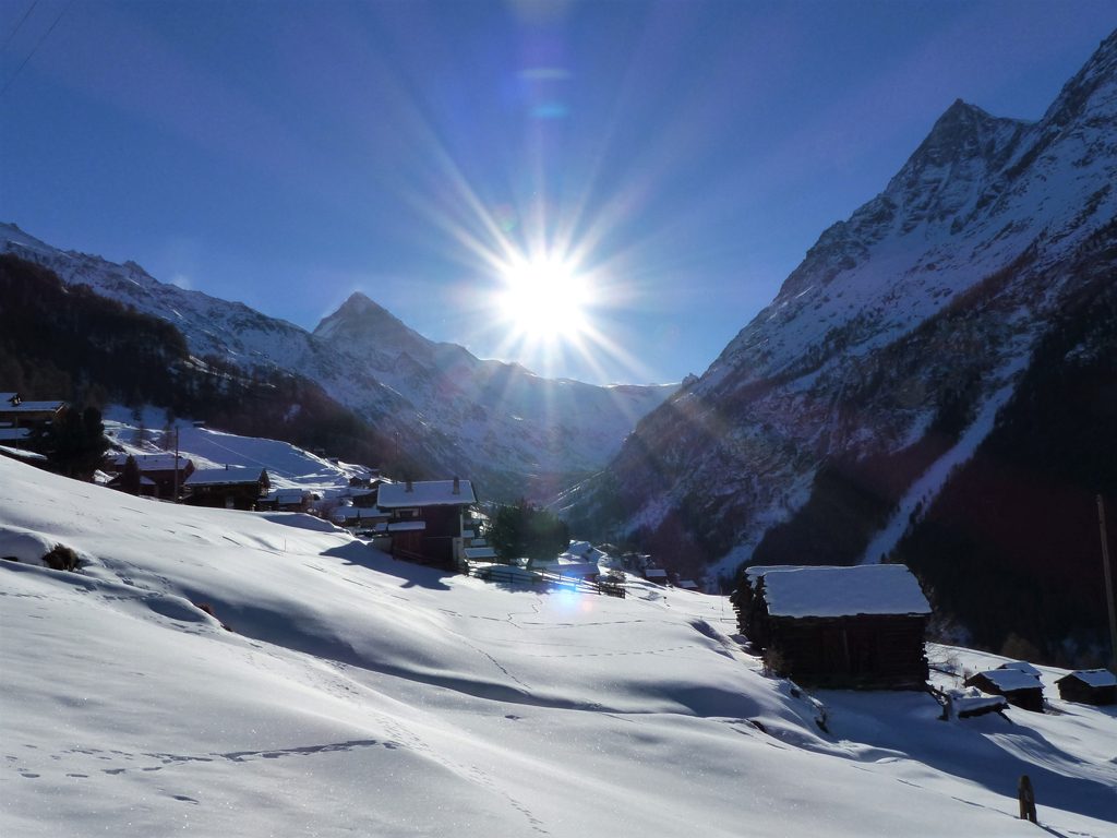 Weekend dans les Alpes suisses raquettes et ski dans le Valais