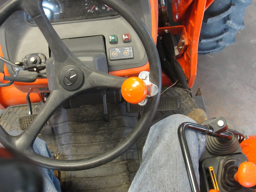 Kubota M7040 with Loader hydraulic connections