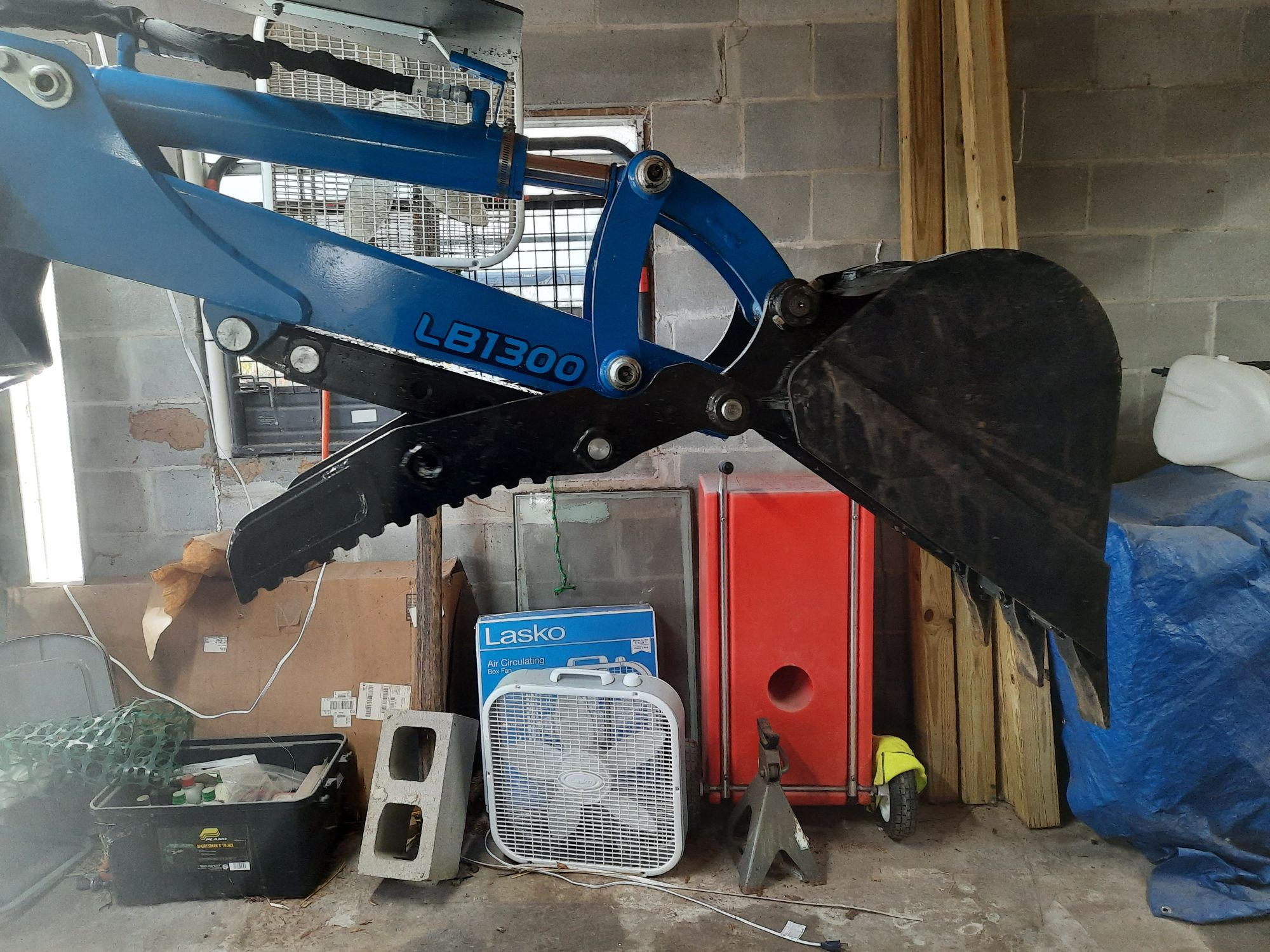 Thumb Titan Bolt On Thumb for LS Backhoe LB1107 on MT122