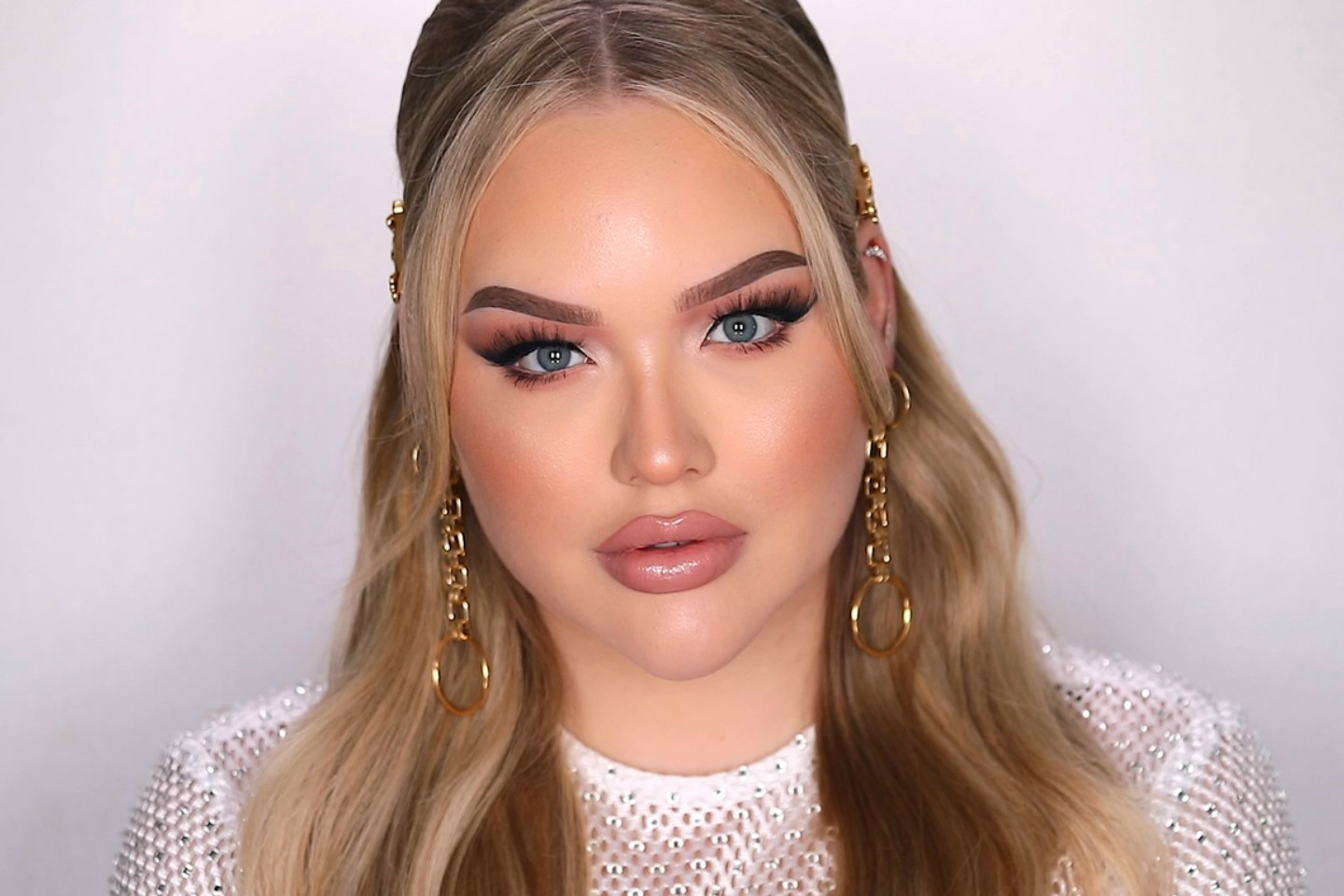 Ολλανδία Η Nikkie Tutorials θα καλύψει διαδικτυακά την