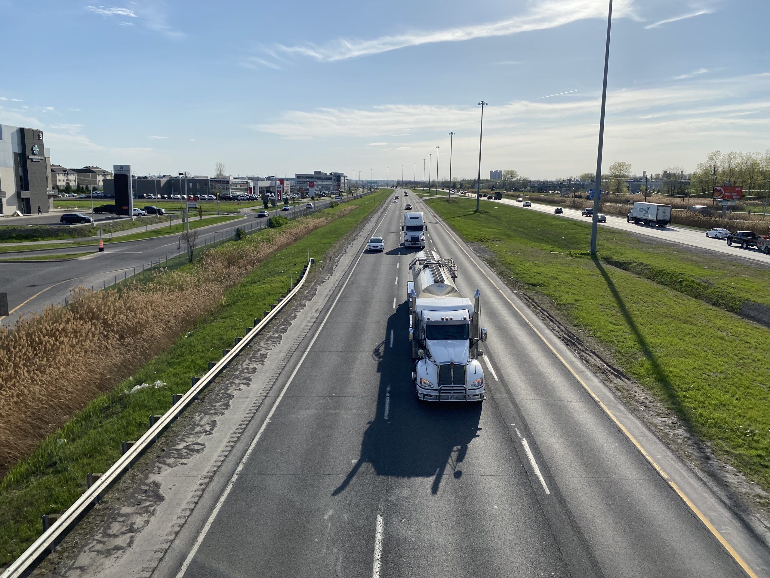 Camion sur l'autoroute 40 en direction de Montréal (Vaudreuil