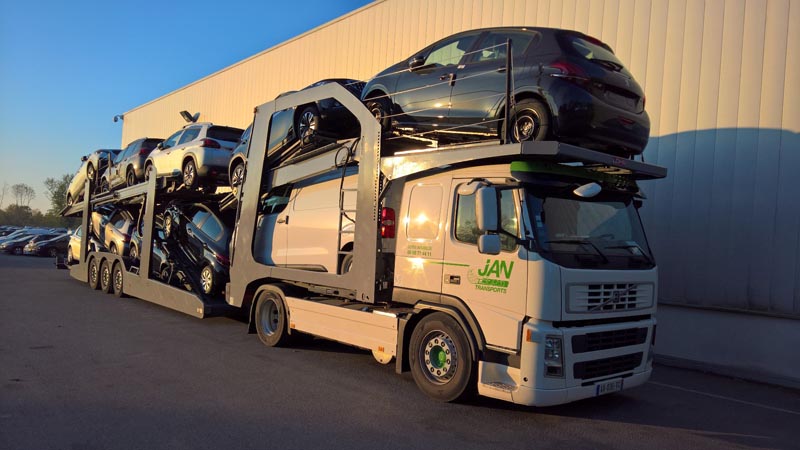 Camions avec plateau pour véhicules Transports Jan
