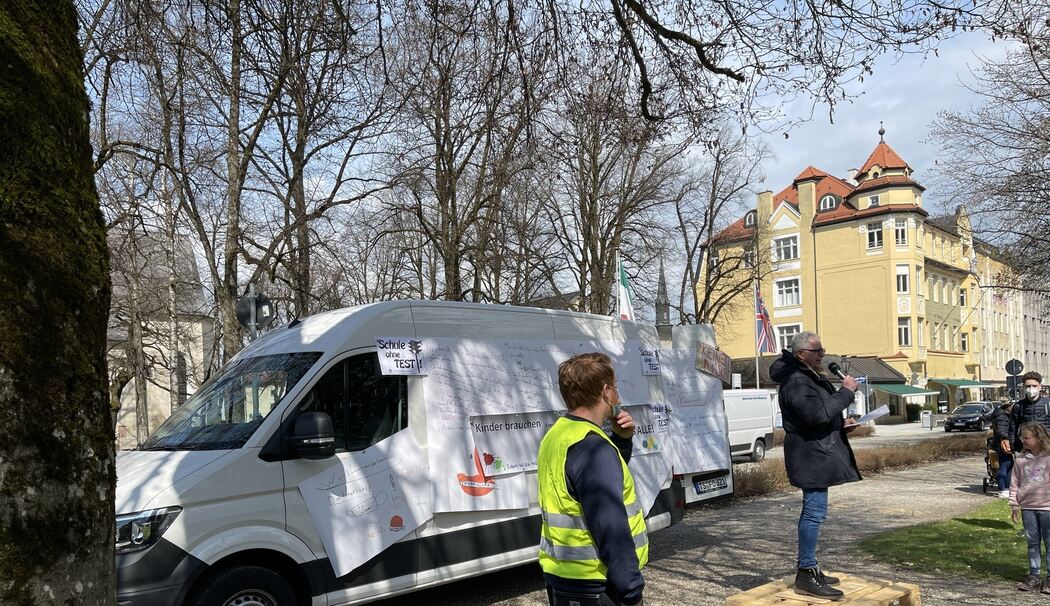 Traunstein Eltern fordern „Schule ohne Test“ Demonstration im