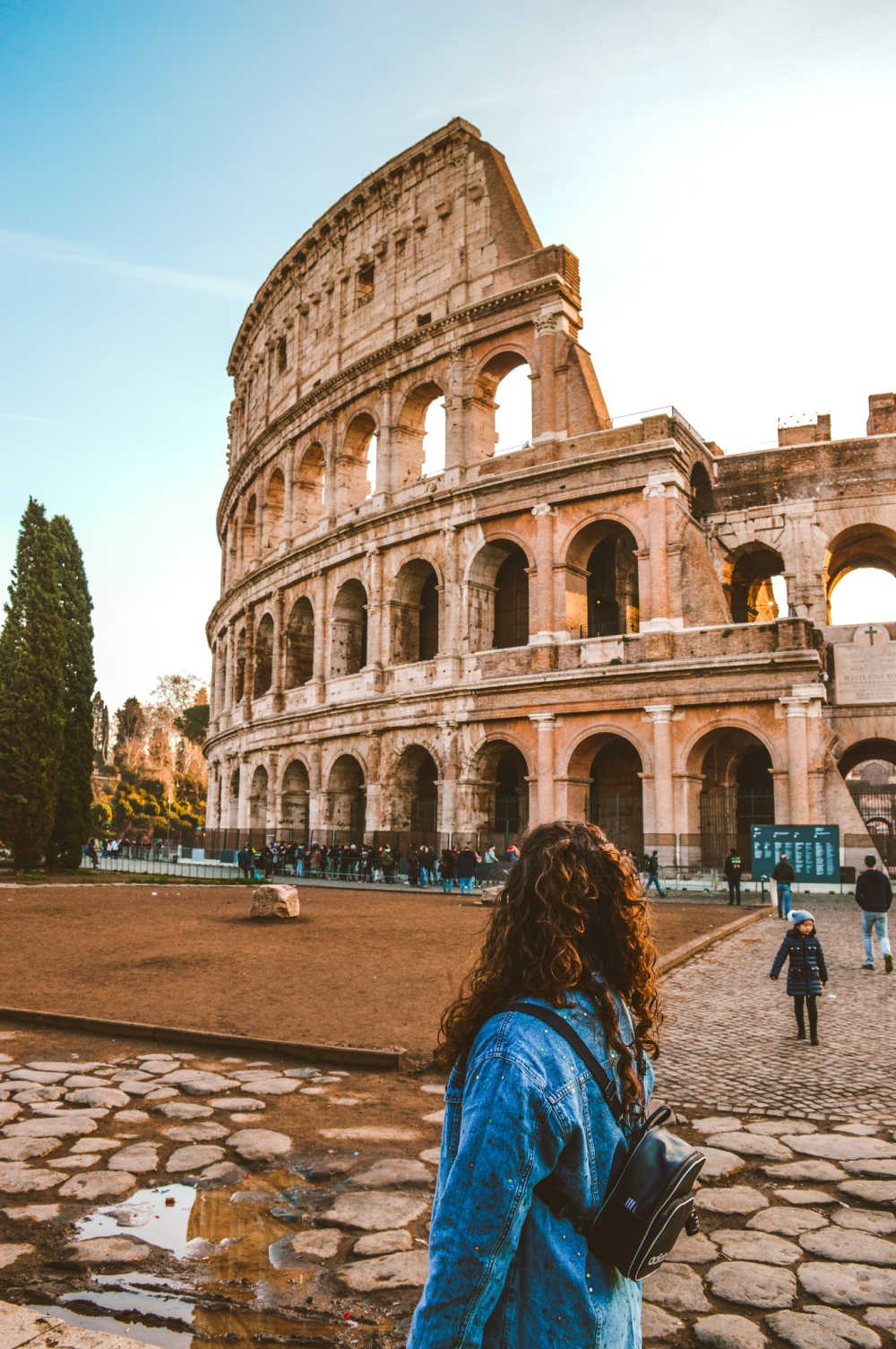 tourist in rome at colluseum
