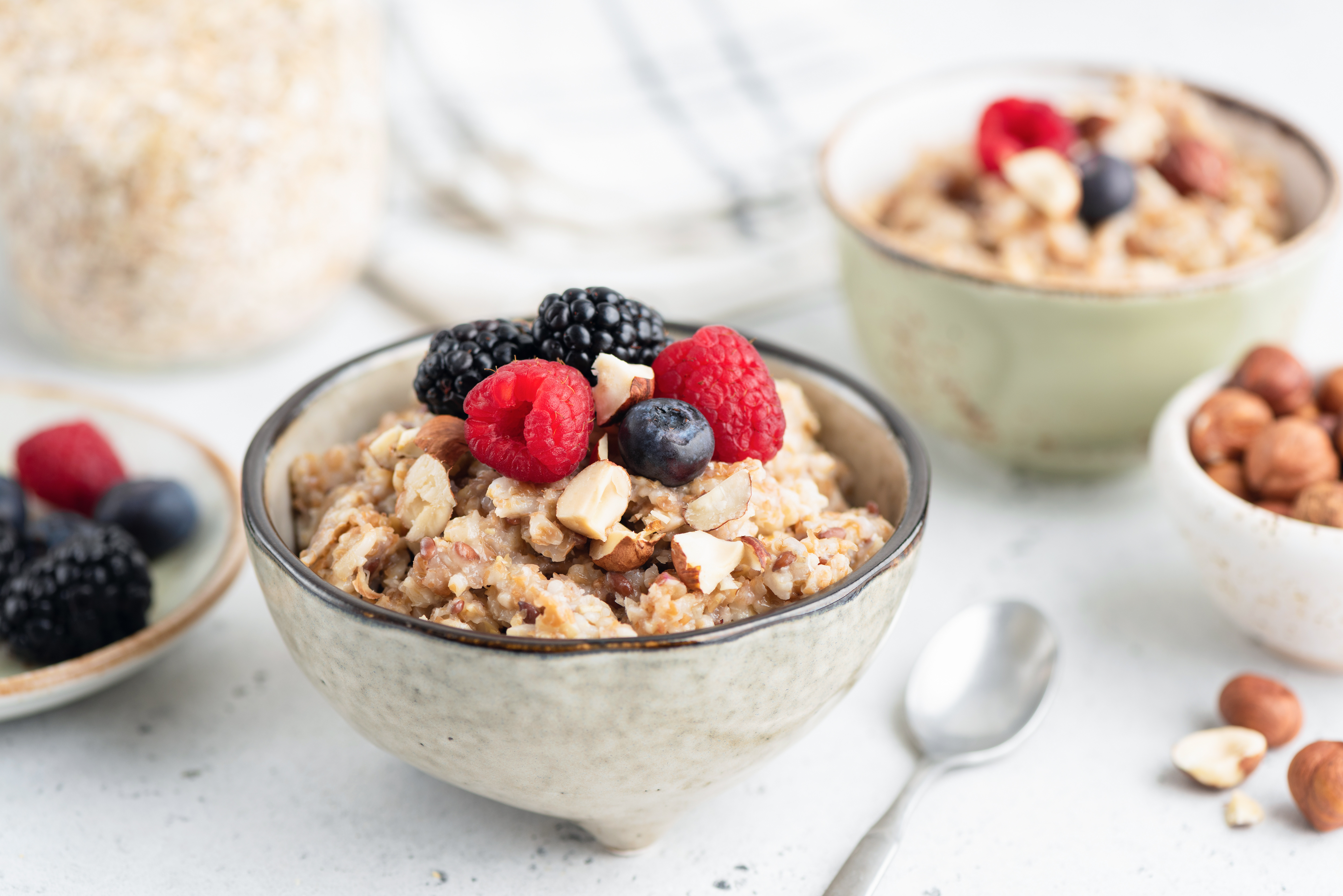 Healthy breakfast cereal porridge with berries TREND PLUS（トレンドプラス）