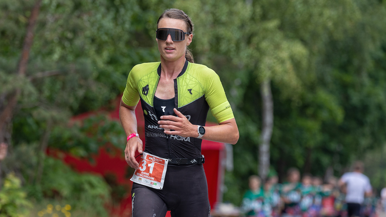 Anne Reischmann dejó (literalmente) todo en el camino mientras la enfermedad arruinaba su intento en el IRONMAN de Hamburgo – Noticias de Triatlón