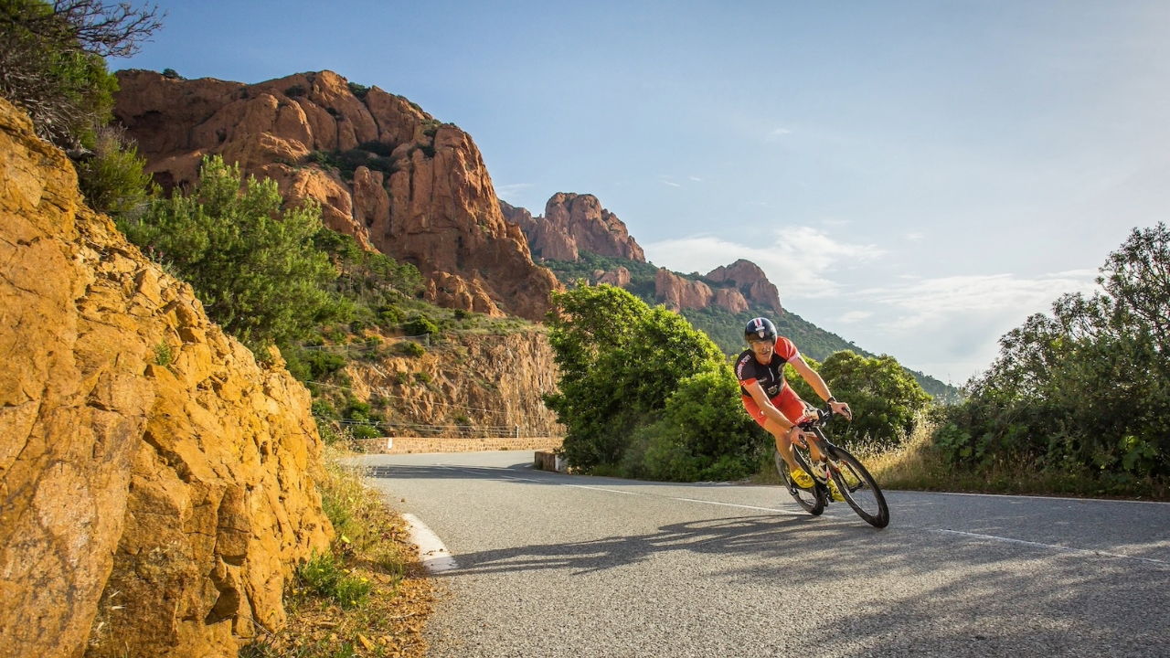 Curso de bicicleta de triatlón T100 de la Riviera Francesa: una carrera imprescindible para ciclistas fuertes – Consejos para el día de la carrera