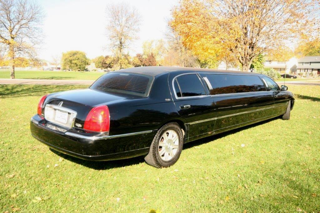 2009 Lincoln Town Car 120" 10 Passenger Limousine Trolley Limo Coach