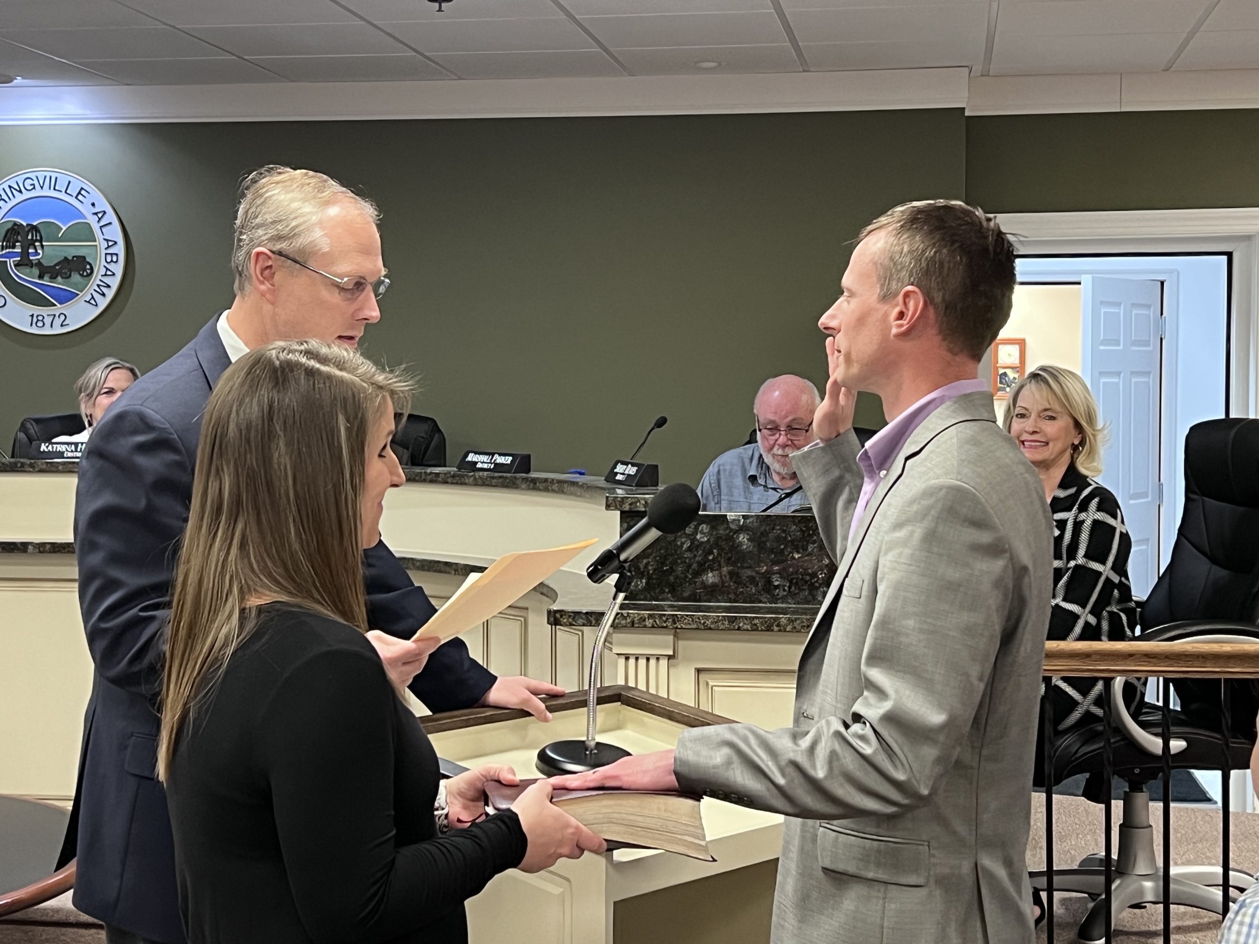 Springville Council votes against ambulance lease agreement, swears in