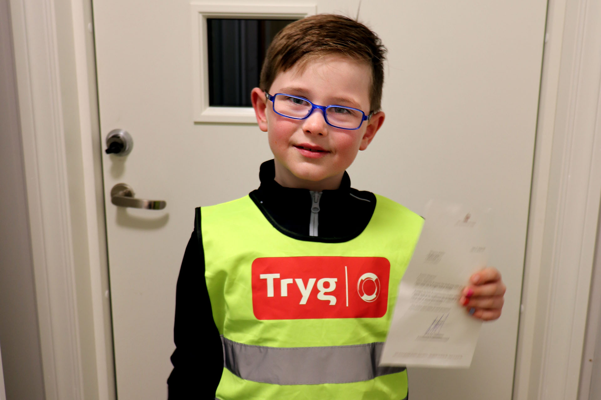 Refleksdagen Magnus (7) fikk refleksbrev fra Kongen Tryg Forsikring