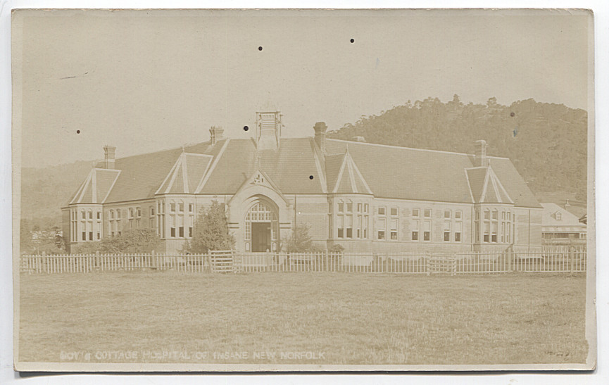 (BB1999) TASMANIA · c.1910 unused real photo card with a view titled GOV'S COTTAGE HOSPITAL OF