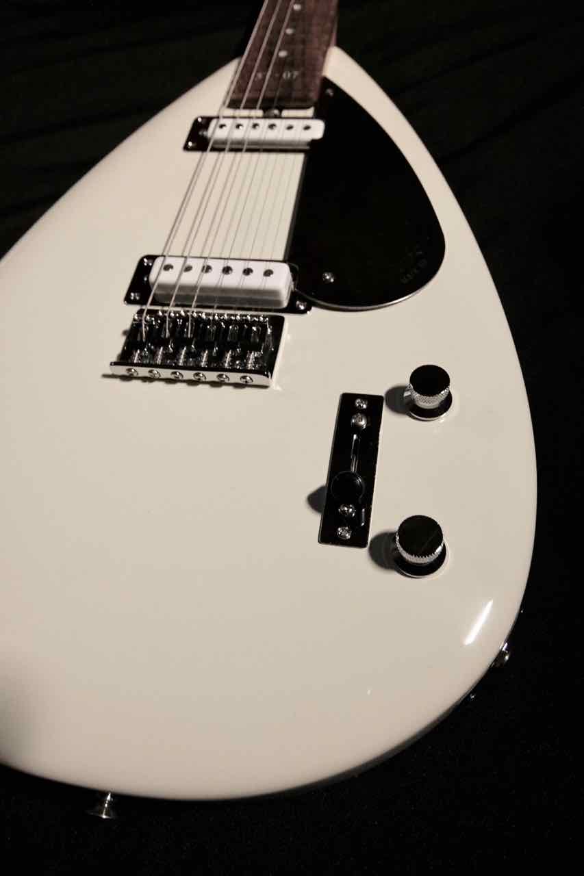 Ultimate guitar bass bonanza : 50 great rock bass transcriptions.