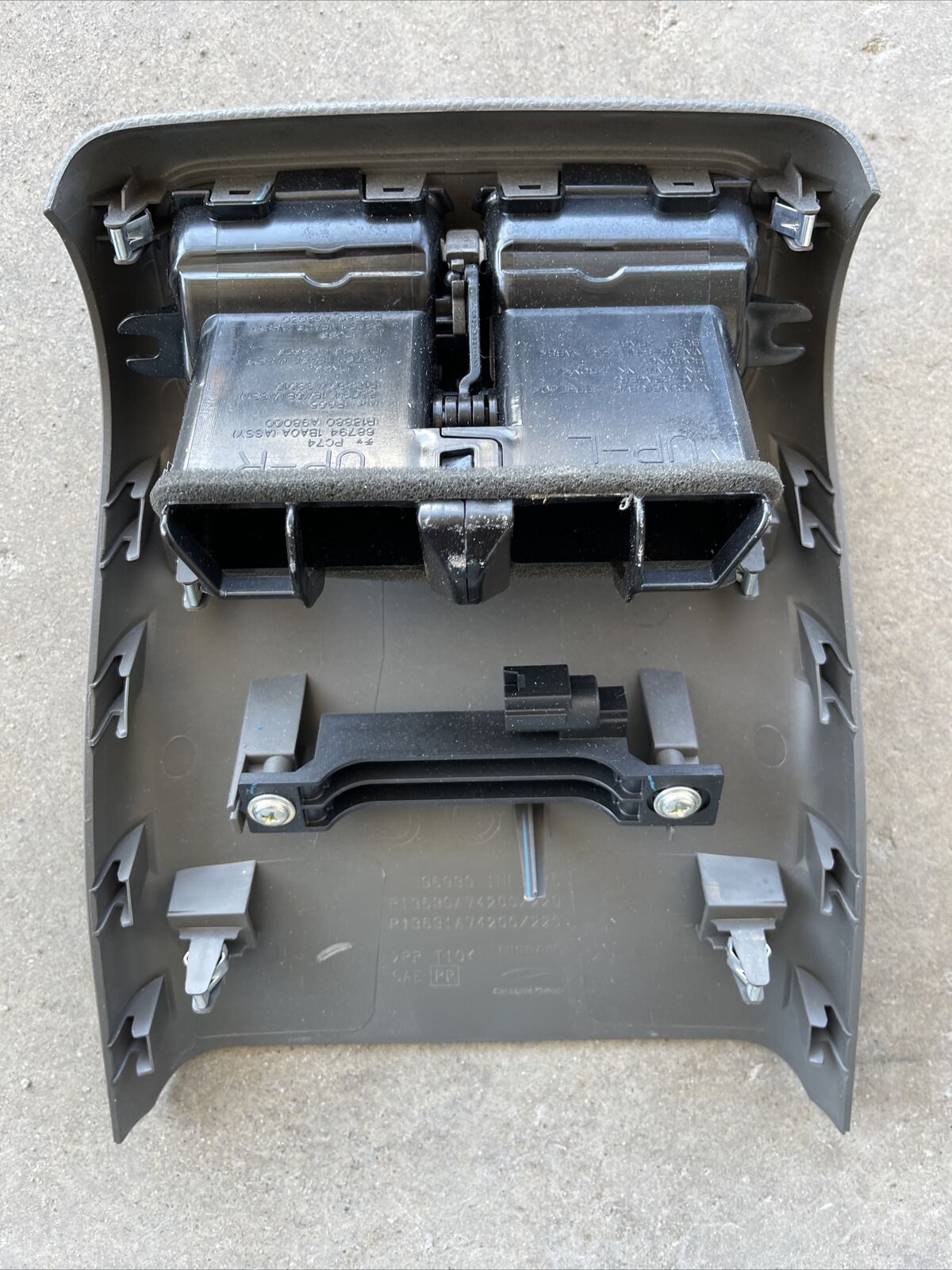 0814 Infiniti G37 Sedan Center Console Rear AC Trim Vents P13630A74200