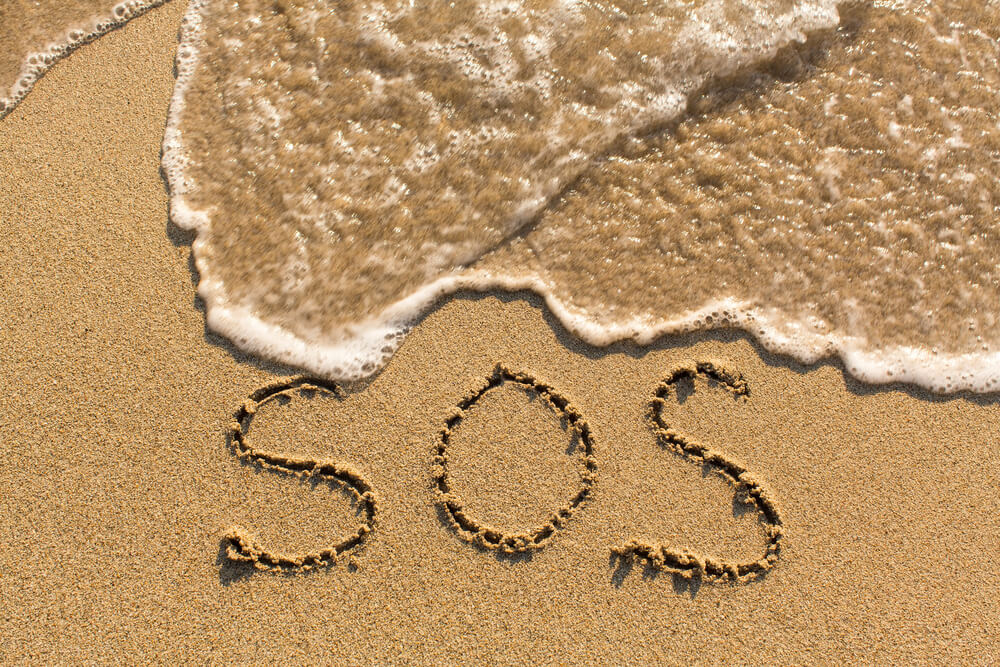 「SOS」の使い方や意味、例文や類義語を徹底解説！ 「言葉の手帳」様々なジャンルの言葉や用語の意味や使い方、類義語や例文まで徹底解説します。