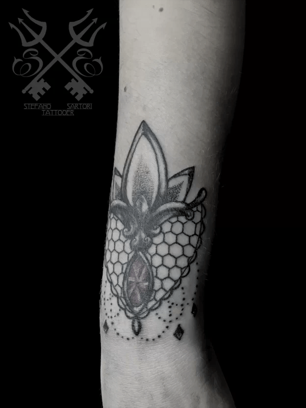 Tatuaggio Pizzo Puntinato Lace Tattoo Deco Dotwork - Tuttotattoo.com 832_x_624_png