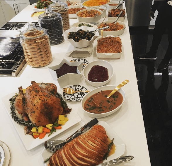 Thanksgiving Full Of Lies Khloe Kardashian Takes Credit For Baking