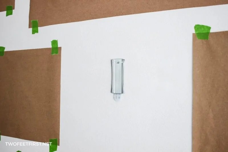 How to hang pictures without nails by using 3m Command Strips