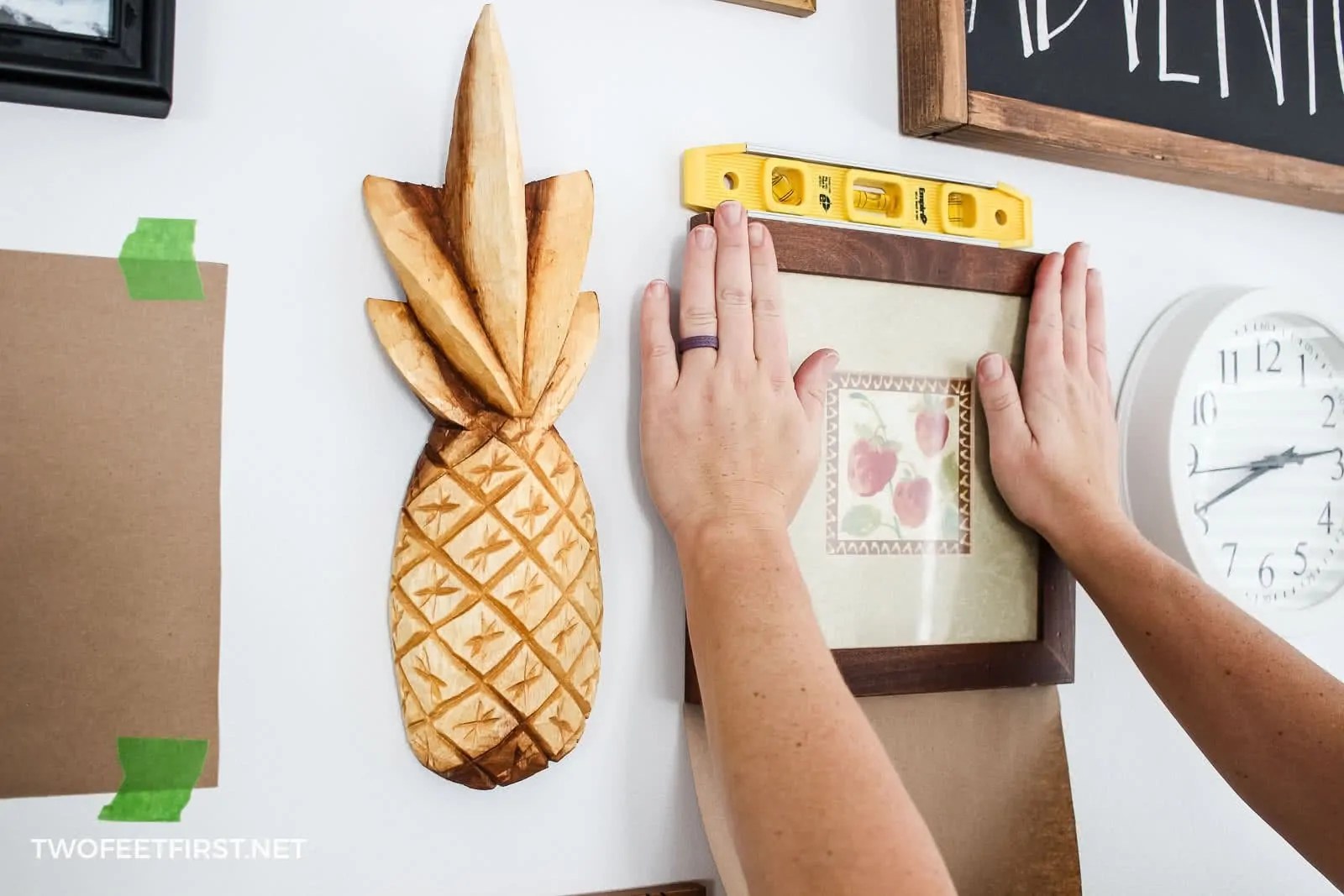 How to hang pictures without nails by using 3m Command Strips