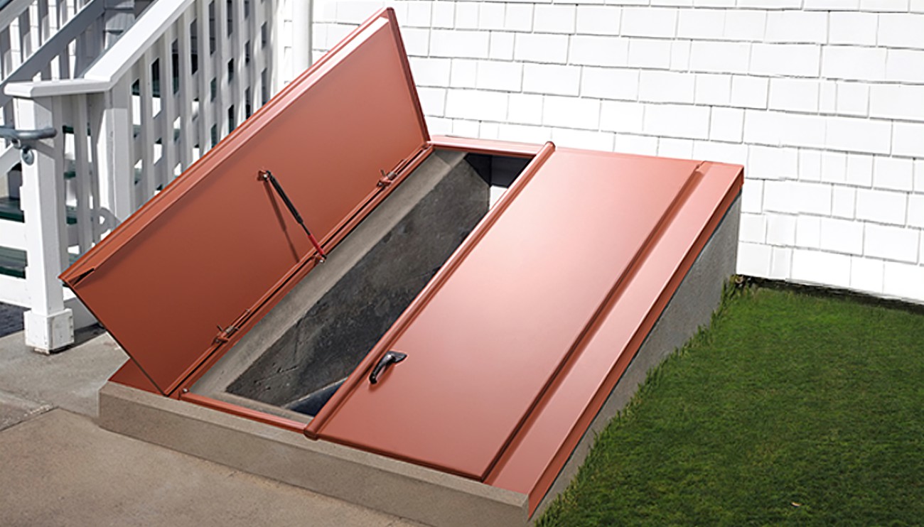 Cellar door in gas strut