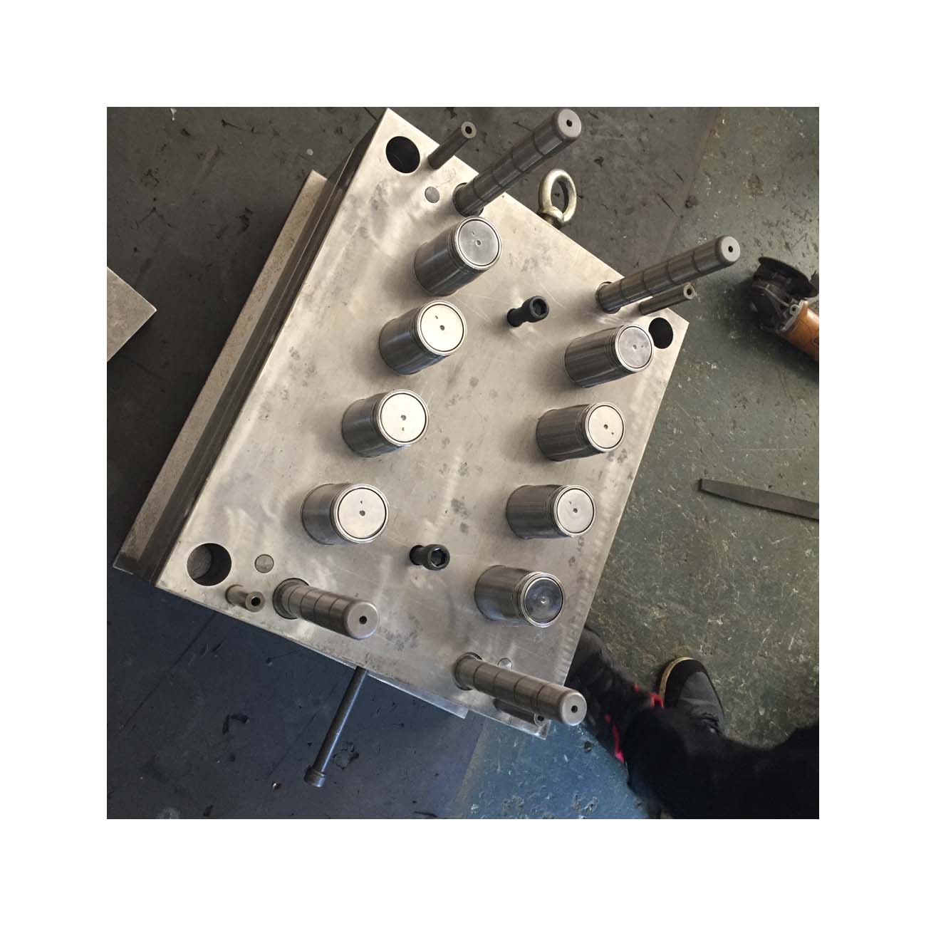 8 cavity PE coldrunner 46 mm neck water bottle cap mold