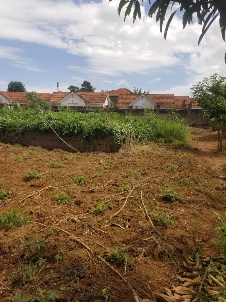 23 decimals for sale at muyenga at 600m negotiable in a very good
