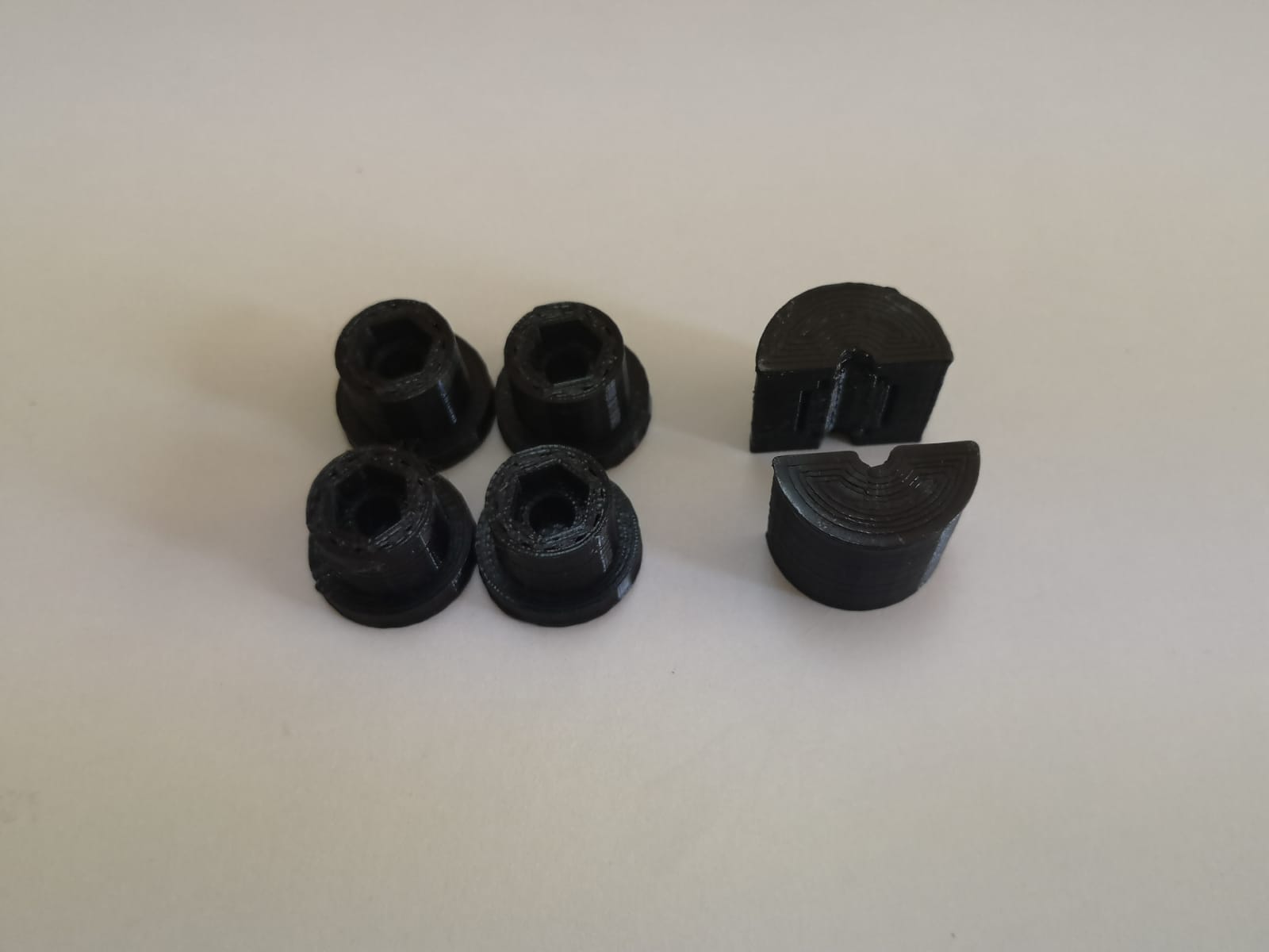 cojinete para la reparación de un carril deslizante , así como 4 pequeñas patas de sujeción de otro dispositivo (2019571235)