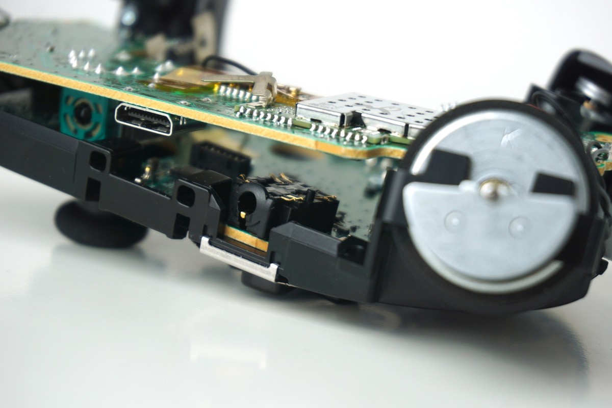 How to fix an Xbox One controller headphone jack