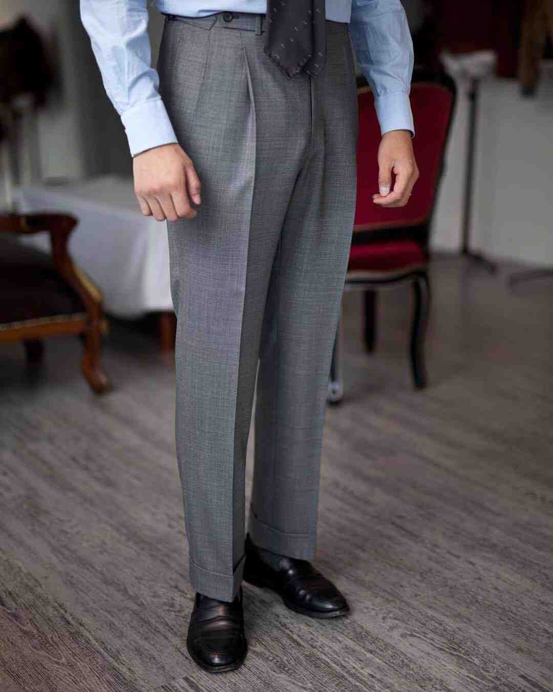 Comment doit tomber un pantalon de costume ? Préparatif de Mariage