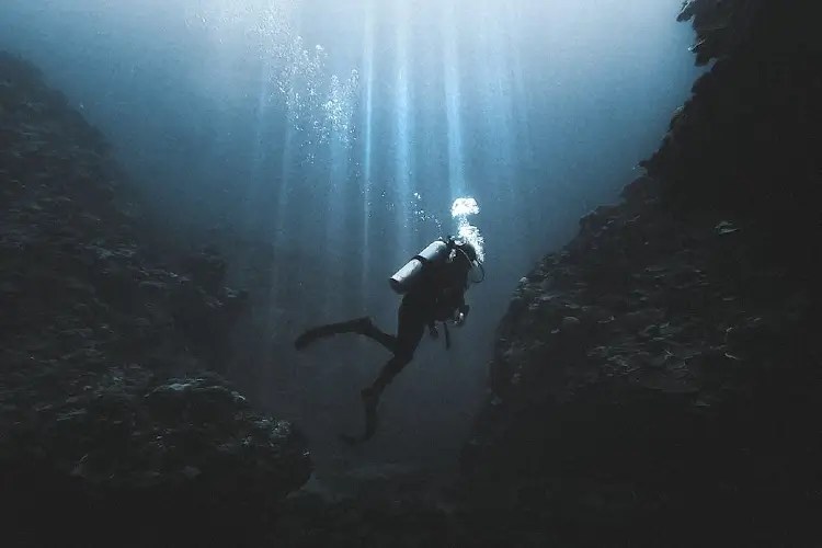 How Much Does a Scuba Tank Weigh? Underwater Mag