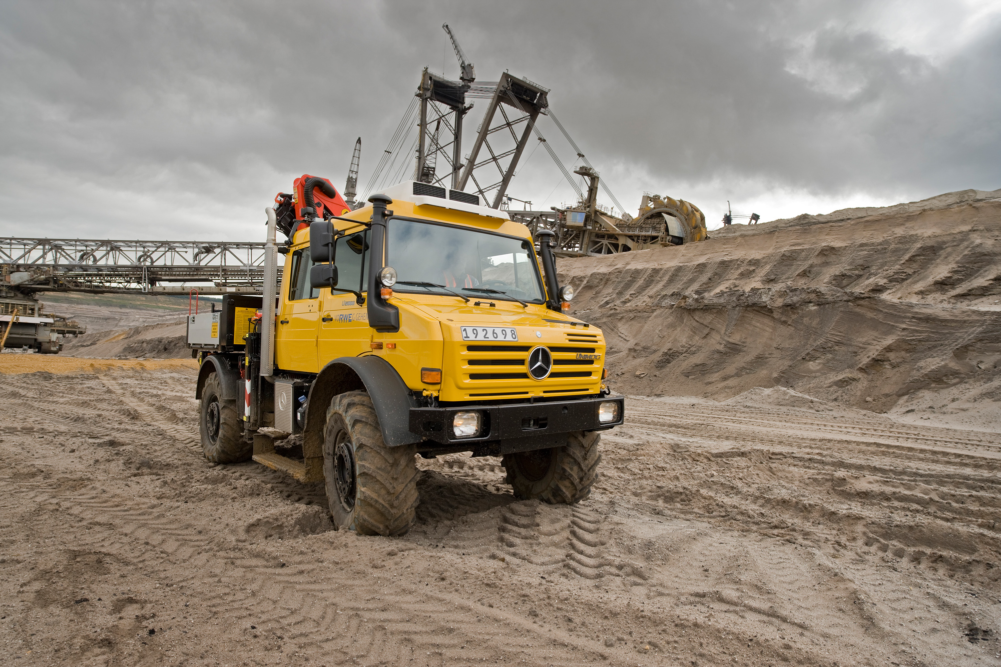 Unimog U 5000 L mit Doppelkabine Hochgeländegängiges Träger und