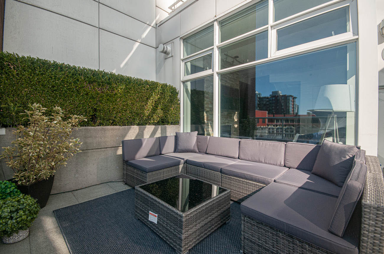 Edgemont village 1 bed condo Connaught building North Vancouver rooftop