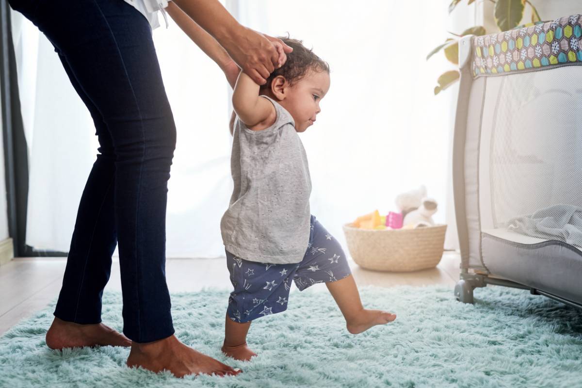 Bébé commence à marcher les essentiels à savoir