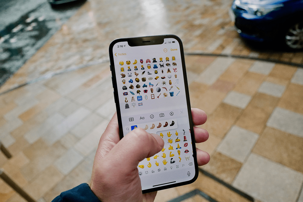 تحديث iOS 14.2 ينطلق للمستخدمين بأكثر من 100 إيموجي جديدة