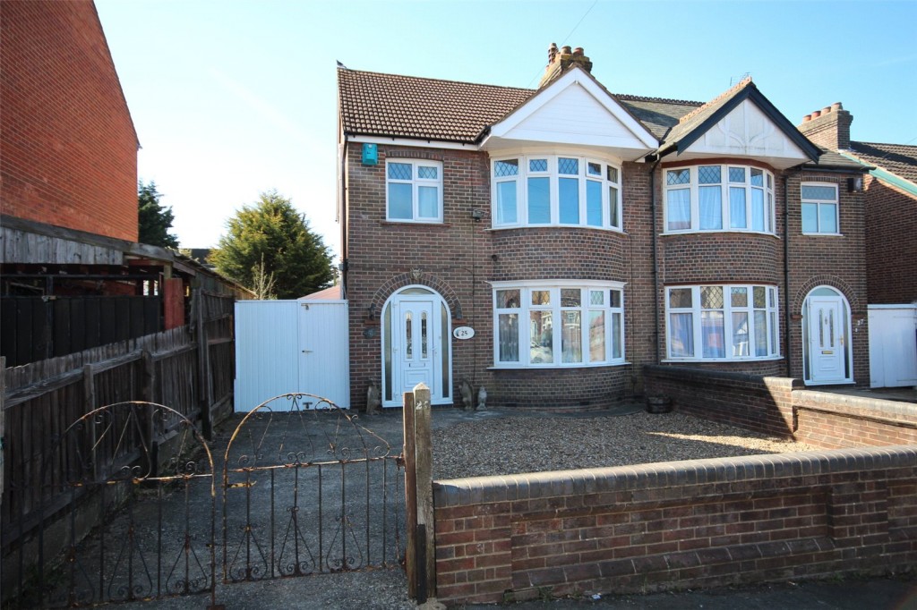 Luton, Bedfordshire, 3 bedroom, Semi Detached House